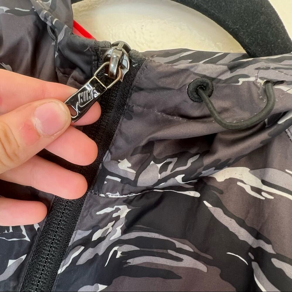 Nike Black and Grey Camo Lightweight Rain Jacket - Picture 3 of 5